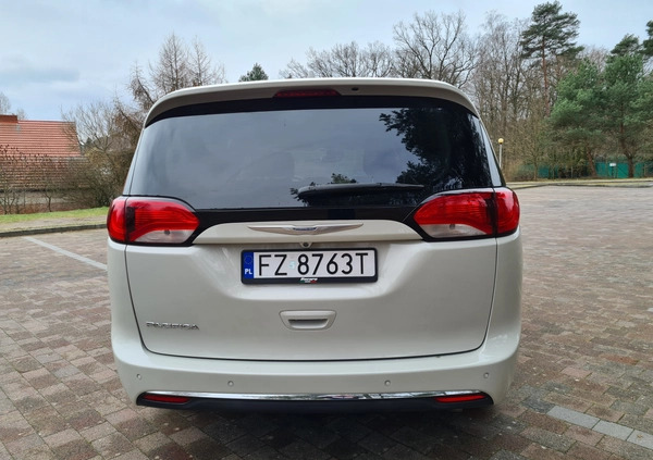 Chrysler Pacifica cena 119000 przebieg: 159000, rok produkcji 2017 z Góra małe 379